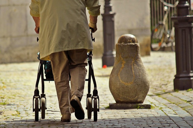 Mujer mayor que usa muletas ayuda a caminar en casa, concepto de  rehabilitación y recuperación