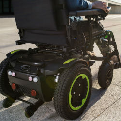 caracteristica-silla-de-ruedas-electrica-compacta-quickie-q200r-rendimiento-exterior